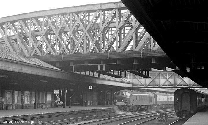 "Peak" diesel locomotive under the GCR bridge over Nottingham Midland station