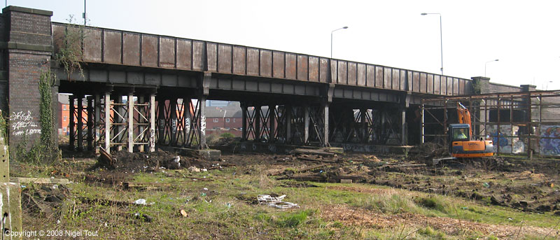 Clearing beneath Upperton Road bridge over ex-Great Central Railway, Leicester