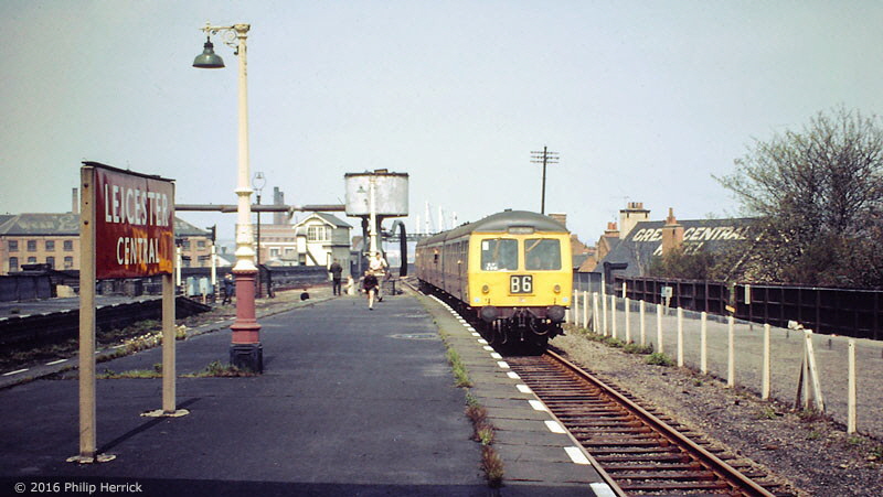 A Nottingham Arkwright Street to Rugby Central service enters Leicester Central statio